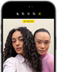 iPhone 18 Pro, Schwarz, Vorderseite, zwei Models posieren für die Kamera, die Center Stage Frontkamera wird gezeigt