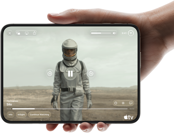 iPhone Duo, in einer Hand gehalten, im Querformat geöffnet, komplett ausgeklappt, das Display zeigt die Apple TV Serie „Silo“