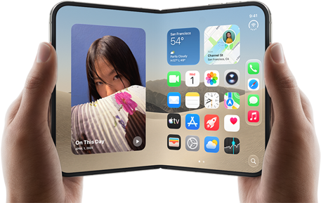 iPhone Duo, Farbe Sternenweiß, wird von zwei Händen im Querformat gehalten, aufgeklappt, das innere Display zeigt links Fotos, rechts Apps