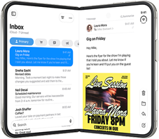 iPhone Duo in verschiedenen Positionen: umgedreht im offenen Querformat, in einem leichten Winkel geöffnet, äußeres Display, All‑Screen Design. Leicht geöffnet wie ein Buch und aufgestellt. Querformat geöffnet, in rechtem Winkel geöffnet, inneres Display, All-Screen Design